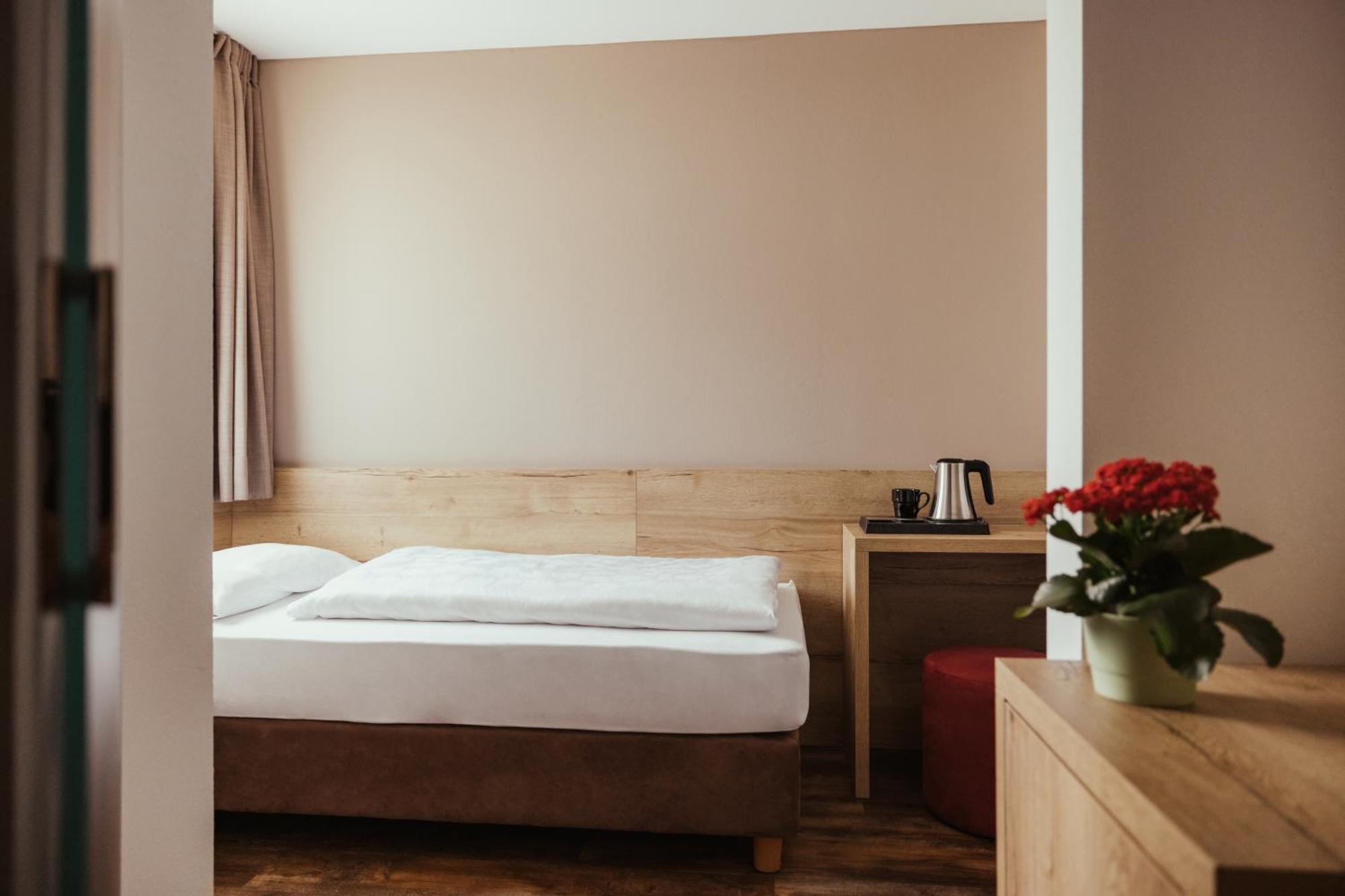 Hotel Leonard Нова-Поненте Экстерьер фото