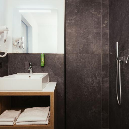 Hotel Leonard Нова-Поненте Экстерьер фото